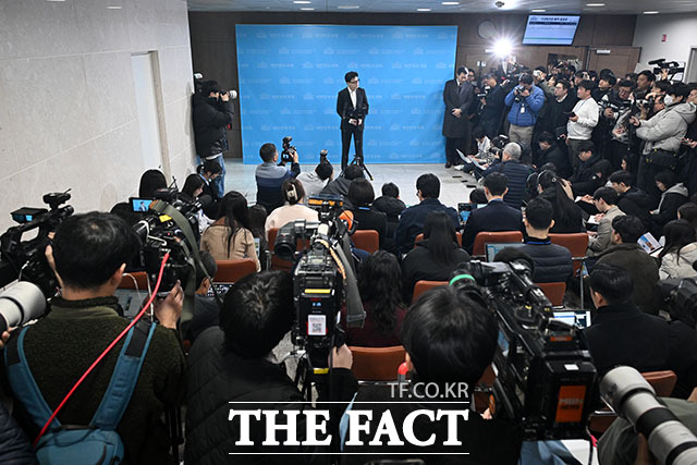 입장 밝힌 뒤 취재진 질문에 답하는 한 전 대표.