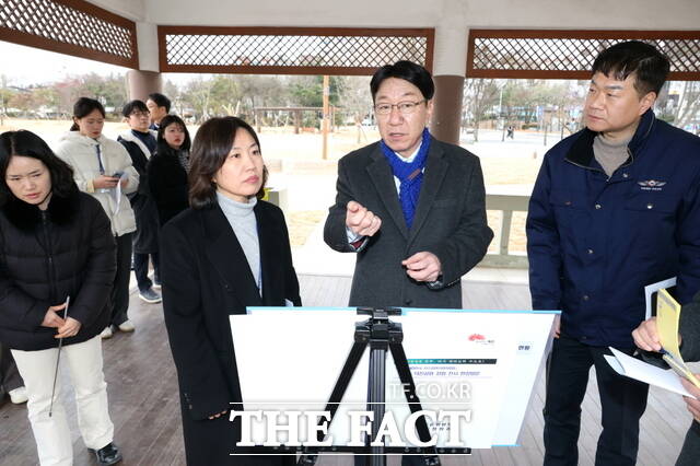 14일 우범기 전주시장이 2026 대한민국 전주정원산업박람회가 열리게 될 덕진공원 현장을 점검하고 있다. /전주시