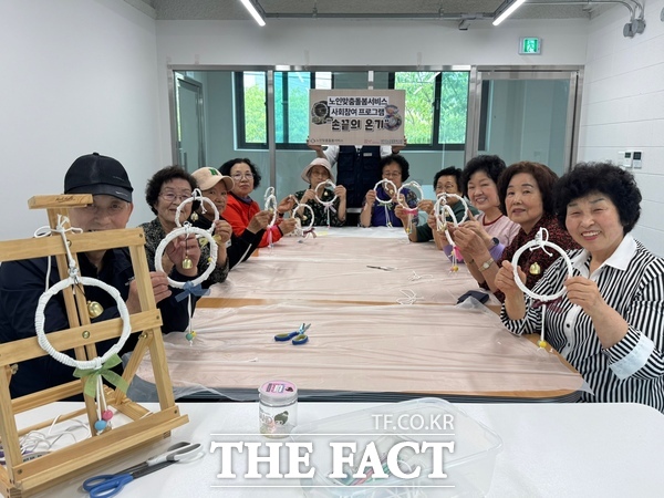 대덕구노인종합복지관이 다양한 노인맞춤돌봄서비스 사업을 통해 어르신들의 삶의 질 향상에 크게 기여하고 있다. 사진은 여가 활동 프로그램 손끝의 온기 진행 모습. /대덕구노인종합복지관