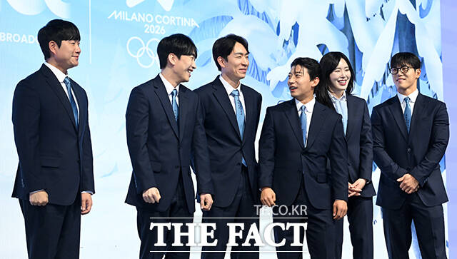 배성재 아나운서와 성승헌 캐스터, 이승훈, 곽윤기, 김아랑, 윤성빈 해설위원(왼쪽부터)이 14일 오후 서울 영등포구 페어몬트 앰배서더 서울 그랜드볼룸에서 열린 JTBC '2026 밀라노 코르티나 동계올림픽' 기자간담회에 참석해 포즈를 취하고 있다. /서예원 기자