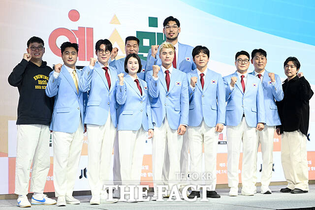 최창수 CP와 방송인 안정환, 수영 선수 박태환, 방송인 서장훈, 양궁 선수 기보배, 농구 선수 하승진, 축구 선수 김영광, 테니스 선수 이형택, 야구 선수 윤석민, 김동욱 PD(왼쪽부터)가 14일 오후 3시 30분 서울 영등포구 페어몬트 앰배서더 서울 그랜드볼룸에서 열린 JTBC 새 예능프로그램 '예스맨' 제작발표회에 참석해 다양한 이야기를 나눴다. /서예원 기자