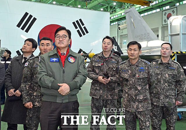 우원식 국회의장이 14일 강원도 원주시 제8전투비행단을 위문 방문, 특수비행팀 블랙이글스의 T-50B에 탑승해 포즈를 취하고 있다. /국회사진기자단