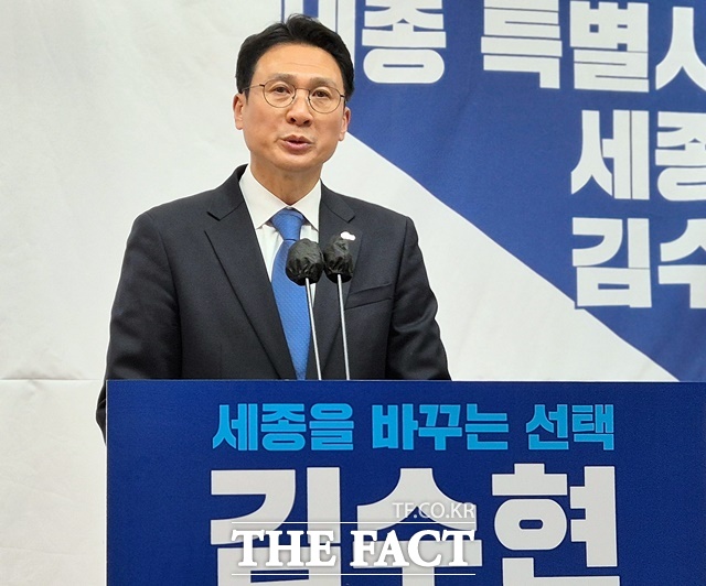 김수현 더민주세종혁신회의 상임대표가 14일 오전 세종시청 브리핑룸에서 세종시장 출마 기자회견을 하고 있다. /김형중 기자