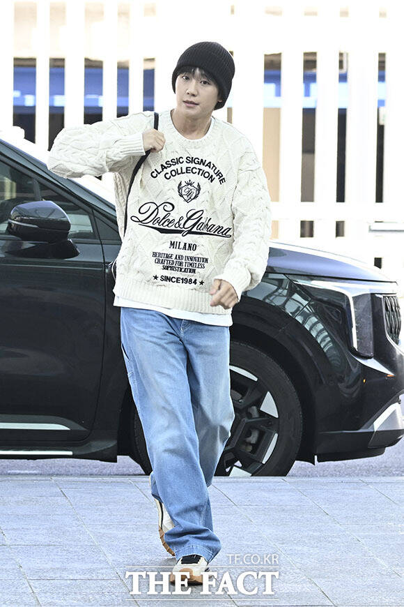 손을 모아 감사를 표하는 정해인.