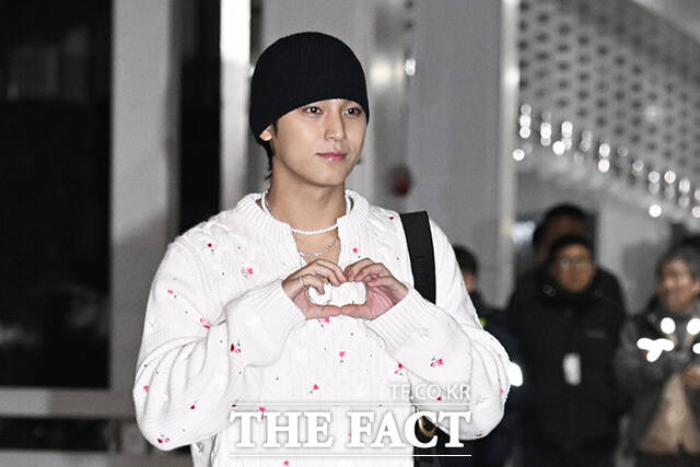 포즈를 취하고 있는 민규.