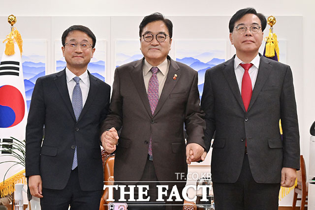 한병도 더불어민주당 원내대표와 우원식 국회의장, 송언석 국민의힘 원내대표(왼쪽부터)가 14일 오 서울 여의도 국회 의장실에서 만나 기념촬영을 하고 있다. /국회=남용희 기자