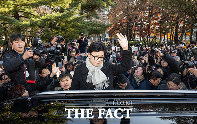 한동훈 전 국민의힘 대표가 3일 오후 서울 여의도 국회에서 기자회견을 마치고 지지자들을 향해 인사하고 있다. /박헌우 기자