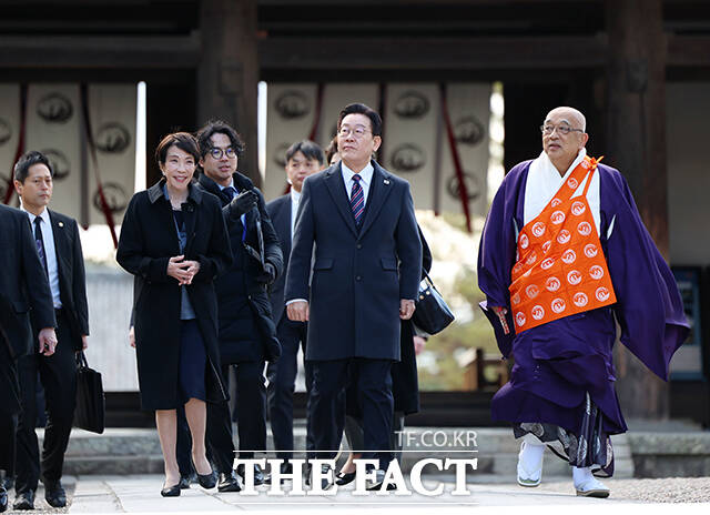 이재명 대통령(오른쪽)과 다카이치 사나에 일본 총리가 14일(현지시간) 나라현의 대표 문화유적지인 호류지에서 열린 친교 행사에서 기념촬영을 하고 있다. /나라=뉴시스