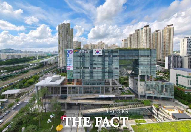 서울 금천구(구청장 유성훈)는 올해부터 직장인, 맞벌이 부부 등 평일 낮 시간대 구청 방문이 어려운 구민 편의를 위해 여권 교부 시간을 확대 운영한다고 14일 밝혔다. /금천구