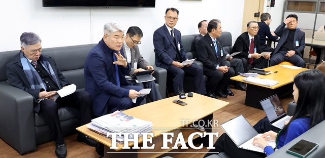 개성공단기업협회, 금강산기업협회, 남북경협경제인연합회 등 총 10개 남북경협 단체는 14일 정부서울청사에서 기자회견을 열고 “5·24 조치는 남북경협 기업들에게 치명적 타격을 줬고 모든 경제적 혈맥을 차단했다”며 “당국 간 대화가 어려운 지금 민간과 기업이 합법적으로 움직일 수 있는 통로를 열어줘야 한다”고 밝혔다. /뉴시스