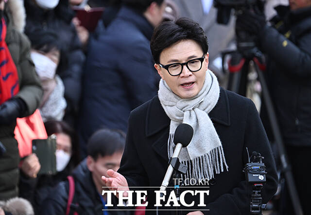 국민의힘 중앙윤리위원회가 한동훈 전 대표에 대한 제명 처분을 결정한 데 대해 당내 의견이 엇갈리고 있다. 사진은 한 전 대표가 지난달 3일 오후 서울 여의도 국회에서 기자회견을 열고 발언하고 있는 모습. /박헌우 기자