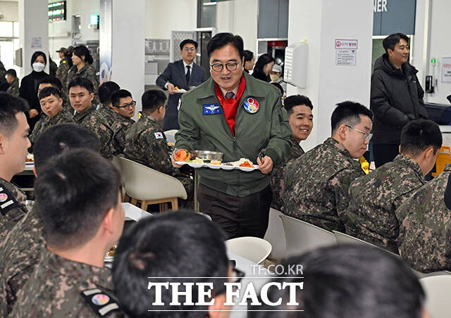 우원식 국회의장이 14일 강원도 원주시 제8전투비행단을 위문 방문, 특수비행팀 블랙이글스의 T-50B에 탑승해 포즈를 취하고 있다. /국회사진기자단