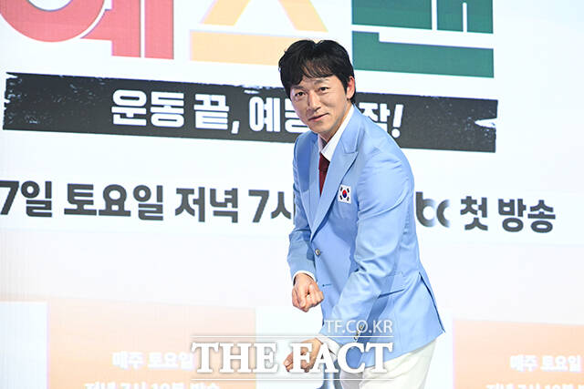 방송인 안정환과 수영선수 박태환, 방송인 서장훈, 양궁선수 기보배, 농구선수 하승진, 축구선수 김영광, 테니스선수 이형택, 야구선수 윤석민(왼쪽부터)이 14일 오후 서울 영등포구 페어몬트 앰배서더 서울 그랜드볼룸에서 열린 JTBC 새 예능프로그램 '예스맨' 제작발표회에 참석해 포즈를 취하고 있다. /서예원 기자