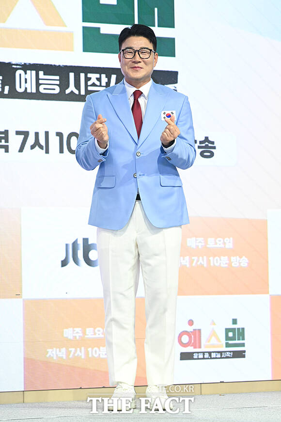 방송인 안정환과 수영선수 박태환, 방송인 서장훈, 양궁선수 기보배, 농구선수 하승진, 축구선수 김영광, 테니스선수 이형택, 야구선수 윤석민(왼쪽부터)이 14일 오후 서울 영등포구 페어몬트 앰배서더 서울 그랜드볼룸에서 열린 JTBC 새 예능프로그램 '예스맨' 제작발표회에 참석해 포즈를 취하고 있다. /서예원 기자