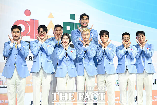 방송인 안정환과 수영선수 박태환, 방송인 서장훈, 양궁선수 기보배, 농구선수 하승진, 축구선수 김영광, 테니스선수 이형택, 야구선수 윤석민(왼쪽부터)이 14일 오후 서울 영등포구 페어몬트 앰배서더 서울 그랜드볼룸에서 열린 JTBC 새 예능프로그램 '예스맨' 제작발표회에 참석해 포즈를 취하고 있다. /서예원 기자