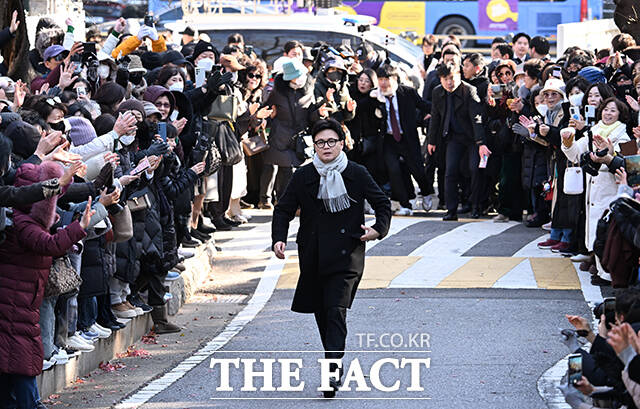 국민의힘 중앙윤리위원회가 한동훈 전 대표에 대해 제명을 의결하자 더불어민주당에선 다양한 반응이 쏟아져 나왔다. 박지원 의원은 