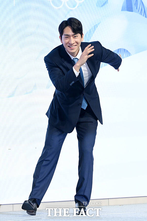 배성재 아나운서와 성승헌 캐스터, 이승훈, 곽윤기, 김아랑, 윤성빈 해설위원(왼쪽부터)이 14일 오후 서울 영등포구 페어몬트 앰배서더 서울 그랜드볼룸에서 열린 JTBC '2026 밀라노 코르티나 동계올림픽' 기자간담회에 참석해 포즈를 취하고 있다. /서예원 기자