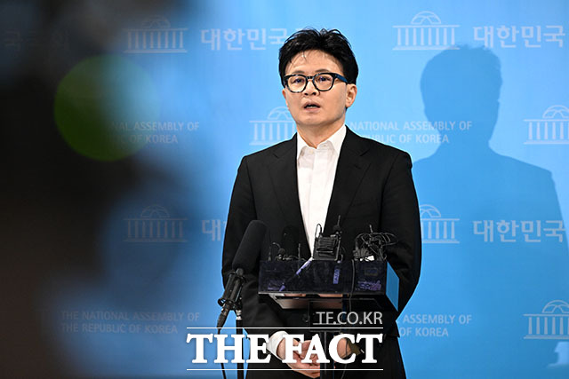 입장 밝힌 뒤 취재진 질문에 답하는 한 전 대표.