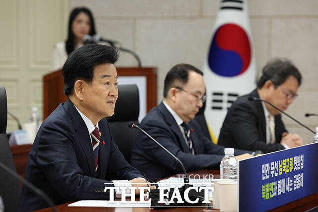 정동영 통일부 장관이 14일 오전 서울 종로구 남북회담본부에서 열린 산하기관 업무보고에 참석해 모두발언을 하고 있다. /통일부