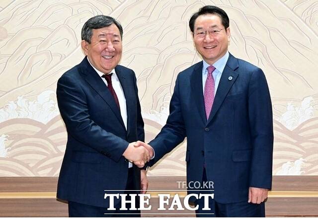 유정복 인천시장(오른쪽)이 14일 시청 접견실에서 카자흐스탄 알라타우 신도시 개발 사업을 추진 중인 카스피안그룹 최유리 회장을 접견하고 기념 촬영을 하고 있다. /인천시