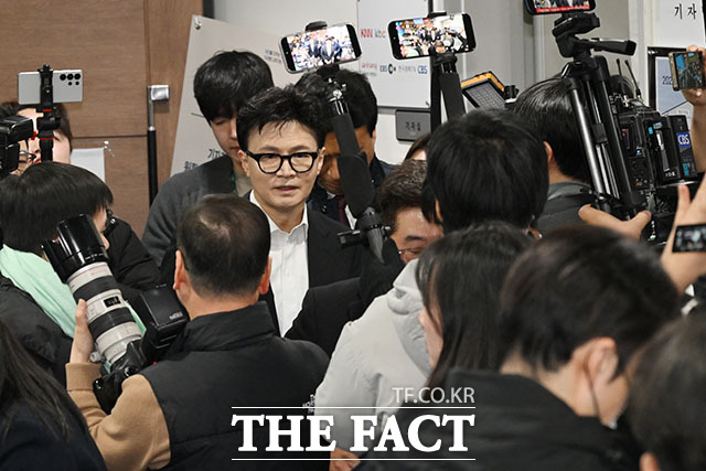 배현진 국민의힘 의원(오른쪽)과 인사 나누는 한 전 대표.