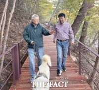  김한수 출판기념회, 문재인 전 대통령 참석해 '대전교육' 논의