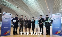  제2터미널에서 인사하는 아시아나항공·대한항공 [포토]