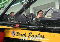  ‘블랙이글스 T-50B’ 탑승해 엄지 치켜든 우원식 국회의장 [TF사진관]