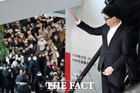  지지자들의 환호에 답하는 한동훈 전 대표 [포토]