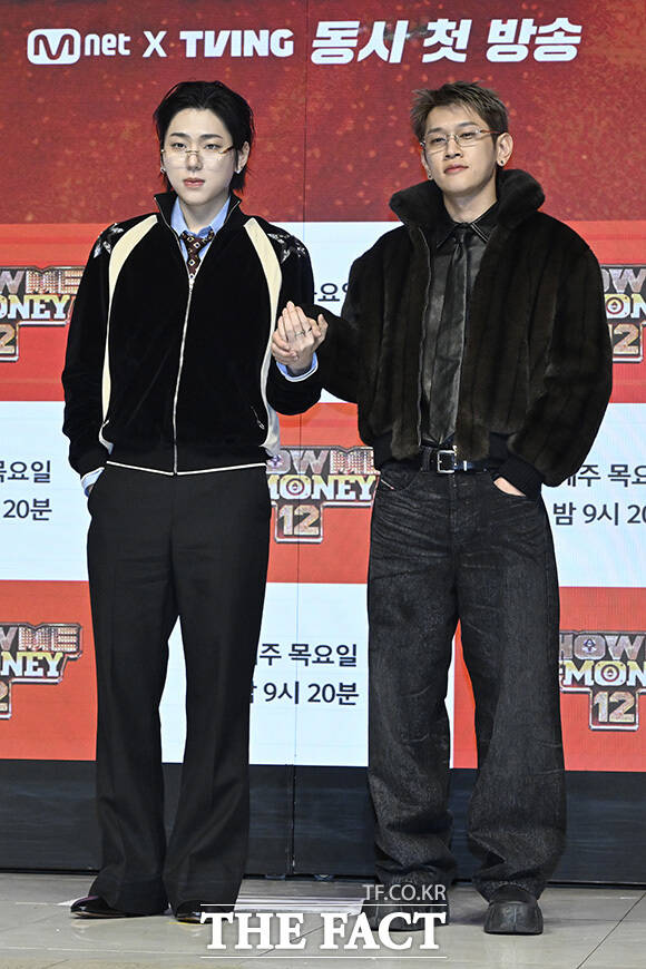 포즈를 취하고 있는 심사위원 출연자들.