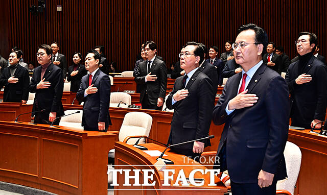 장동혁 국민의힘 대표(오른쪽)가 15일 오전 서울 여의도 국회에서 열린 의원총회에 참석해 송언석 원내대표의 모두발언을 듣고 있다.