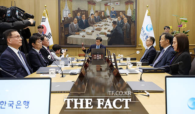 이창용 한국은행 총재가 15일 오전 서울 중구 한국은행 본관에서 열린 금융통화위원회 본회의에서 의사봉을 두드리고 있다. /남윤호 기자