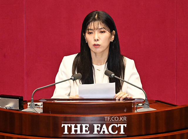 인요한 전 의원의 사퇴로 비례 의석을 승계한 이소희 국민의힘 의원이 15일 오후 서울 여의도 국회에서 열린 본회의에 참석해 인사말을 하고 있다. /국회=배정한 기자