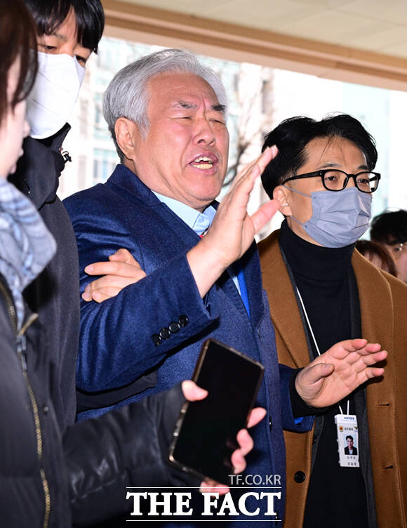 서부지법 폭동 사태 배후로 지목돼 구속된 전광훈 사랑제일교회 목사가 15일 서울 마포구 서울서부지방법원에서 열린 구속적부심사에 출석하며 취재진 질의에 