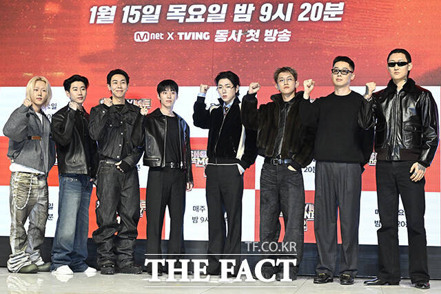 가수 릴 모쉬핏(Lil Moshpit)과 박재범, 로꼬, 그레이, 지코, 크러쉬, 프로듀서 허키 시바세키, 제이통(왼쪽부터)가 15일 오전 서울 강남구 논현로 엘리에나호텔 그랜드볼룸에서 열린 Mnet 새 힙합 오디션 예능프로그램 '쇼미더머니12' 제작발표회에 참석해 포즈를 취하고 있다. /송호영 기자