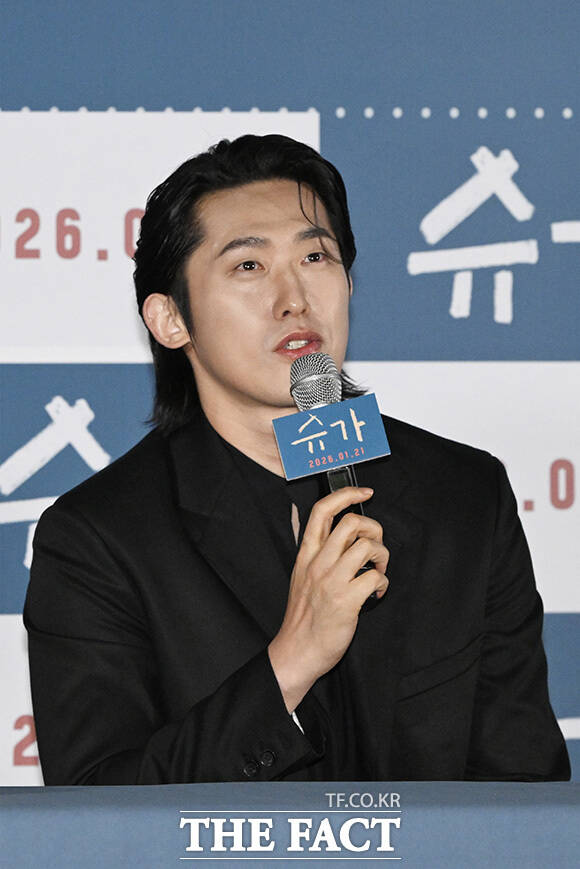 최신춘 감독과 배우 최지우, 고동하, 민진웅(왼쪽부터)이 포즈를 취하고 있다.