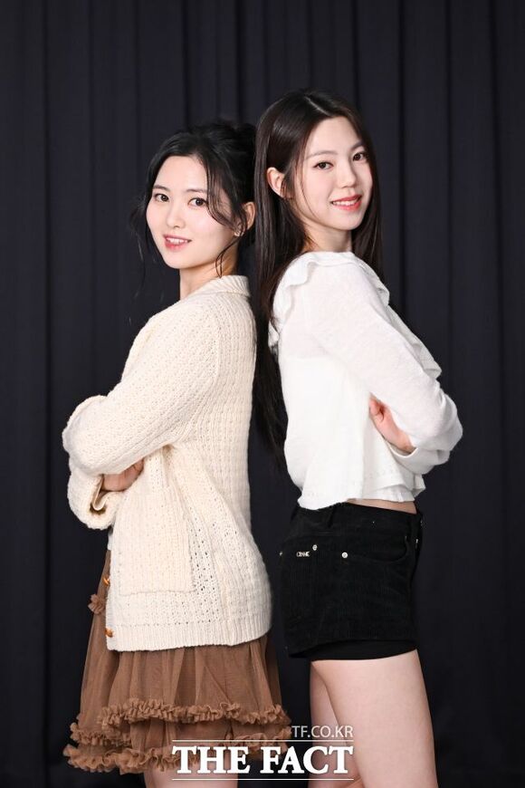 그룹 도드리의 이송현(왼쪽)과 나영주가 데뷔 싱글 꿈만 같았다 발매를 기념해 13일 오후 <더팩트> 사옥에서 진행한 인터뷰에 앞서 사진촬영에 임하고 있다./서예원 기자