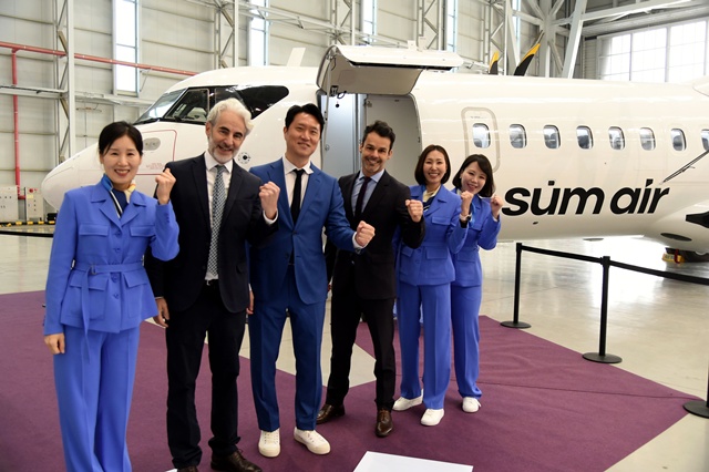 15일 서울 김포 비즈니스 항공센터에서 진행된 섬에어 1호기 도입식에서 (왼쪽부터) 김현주 객실 승무원 팀장, 장 다니엘 ATR사 영업 이사, 최용덕 섬에어 대표, 알렉시 비달 ATR사 CCO, 장인향 객실 승무원 교관, 유은지 객실 승무원 교관이 섬에어 신조기 앞에서 포즈를 취하고 있다. /섬에어