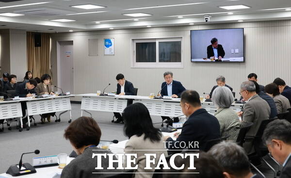 정용래 대전시 유성구청장이 15일 오전 2026년 새해 첫 확대간부회의를 주재하고 있다. /대전시 유성구