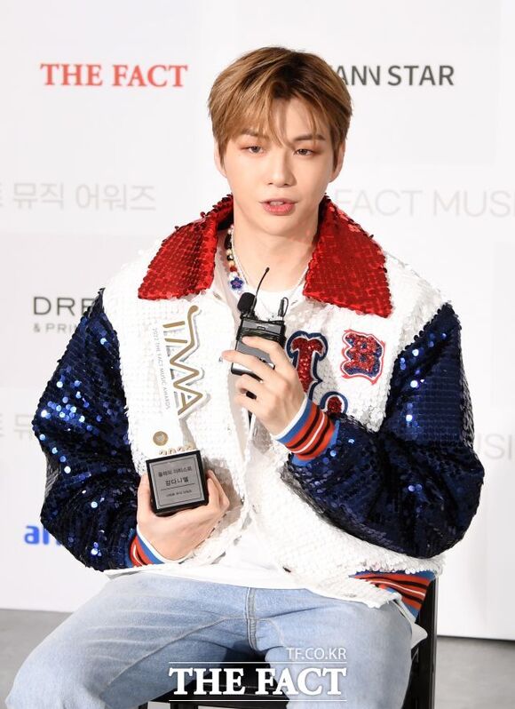 가수 강다니엘이 워너원 리얼리티 초반 녹화에 참여 후 2월 9일 육군 현역으로 입대한다. 사진은 2022년 서울 송파구 방이동 KSPO돔에서 열린 '2022 더팩트 뮤직 어워즈'에서 인터뷰하는 모습. /더팩트 DB