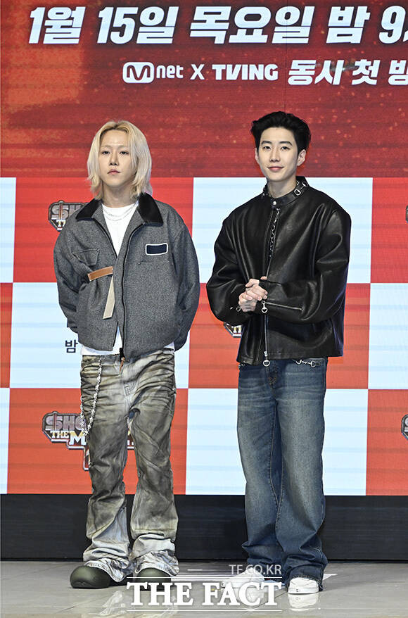 포즈를 취하고 있는 심사위원 출연자들.