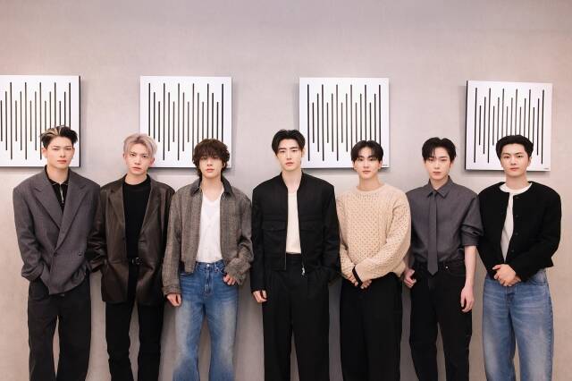 그룹 엔하이픈의 니키 희승 제이크 성훈 정원 선우 제이(왼쪽부터)가 14일 서울 마포구 한 카페에서 진행된 일곱 번째 미니앨범 'THE SIN : VANISH' 발매 인터뷰에 참석해 포즈를 취하고 있다./빌리프랩