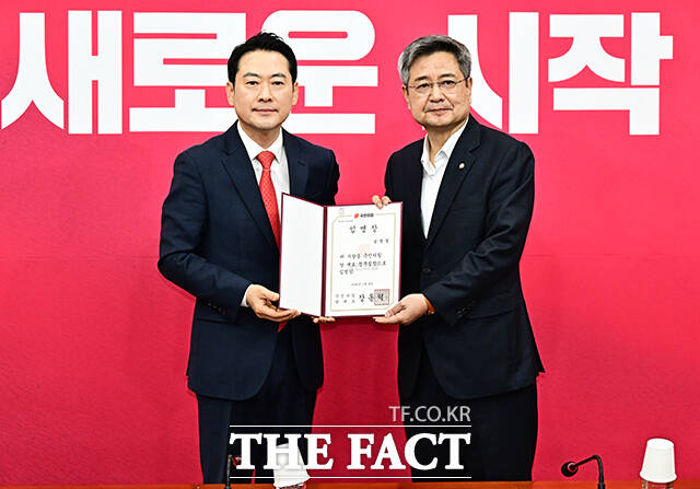장동혁 국민의힘 대표가 15일 오전 서울 여의도 국회에서 열린 최고위원회의에 참석해 김장겸 당대표 정무실장에게 임명장을 수여하고 있다.