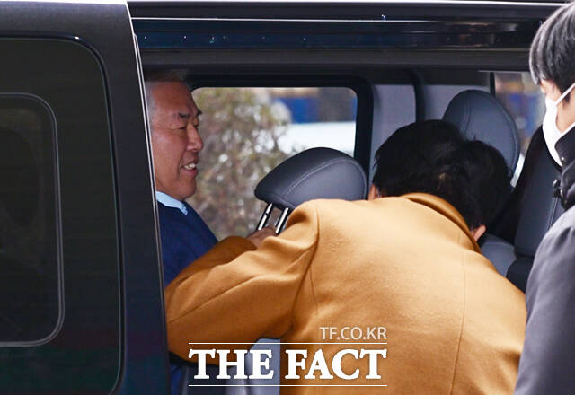 서부지법 폭동 사태 배후로 지목돼 구속된 전광훈 사랑제일교회 목사가 15일 서울 마포구 서울서부지방법원에서 열린 구속적부심사에 출석하며 취재진 질의에 