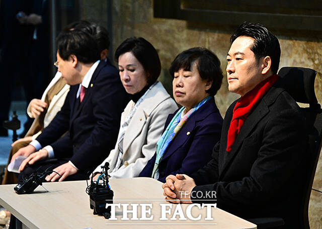 장동혁 국민의힘 대표가 15일 오후 서울 여의도 국회 로텐더홀에서 단식농성을 시작하고 있다. /국회=배정한 기자