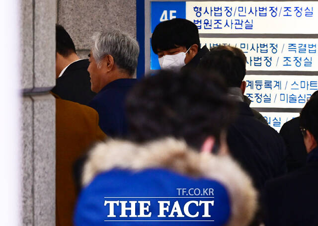 서부지법 폭동 사태 배후로 지목돼 구속된 전광훈 사랑제일교회 목사가 15일 서울 마포구 서울서부지방법원에서 열린 구속적부심사에 출석하며 취재진 질의에 