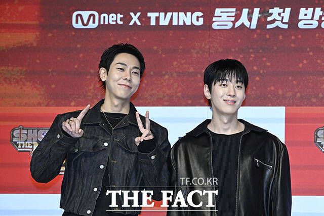 포즈를 취하고 있는 심사위원 출연자들.