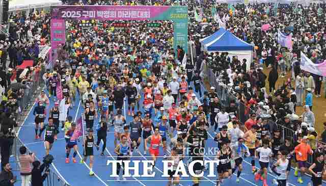 구미시는 오는 3월1일 낙동강체육공원 일원에서 참가자 규모를 1만5000 명으로 확대한 구미 박정희마라톤대회를 열 계획이다. 14일 현재 1만4000명 이상 접수해 전국 규모 마라톤대회로 빠르게 자리매김하고 있다. 사진은 지난해 열린 대회 장면. /구미시