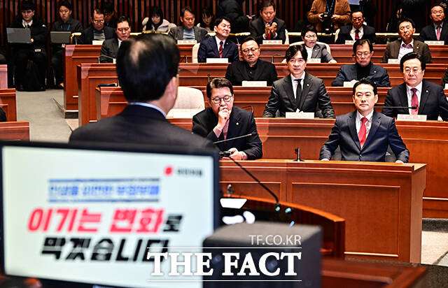 장동혁 국민의힘 대표(오른쪽)가 15일 오전 서울 여의도 국회에서 열린 의원총회에 참석해 송언석 원내대표의 모두발언을 듣고 있다.