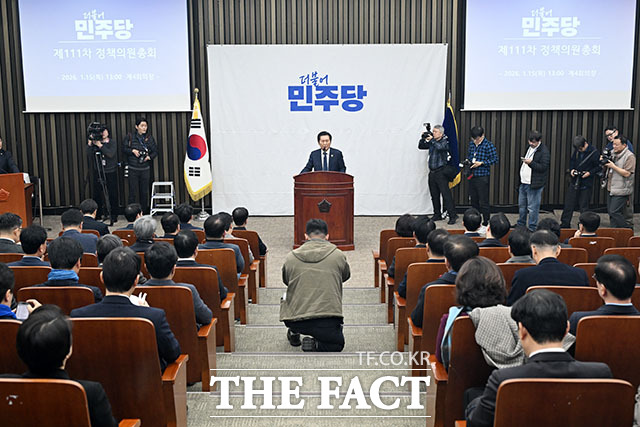 발언하는 정 대표(오른쪽).